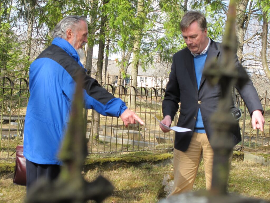 Drēzdenes radiožurnālists Franks Pavasars (priekšplānā) un teologs Viesturs Pavasars beidzot var aplūkot savu senču atdusas vietu. 
Autors: Aldis Dubļāns