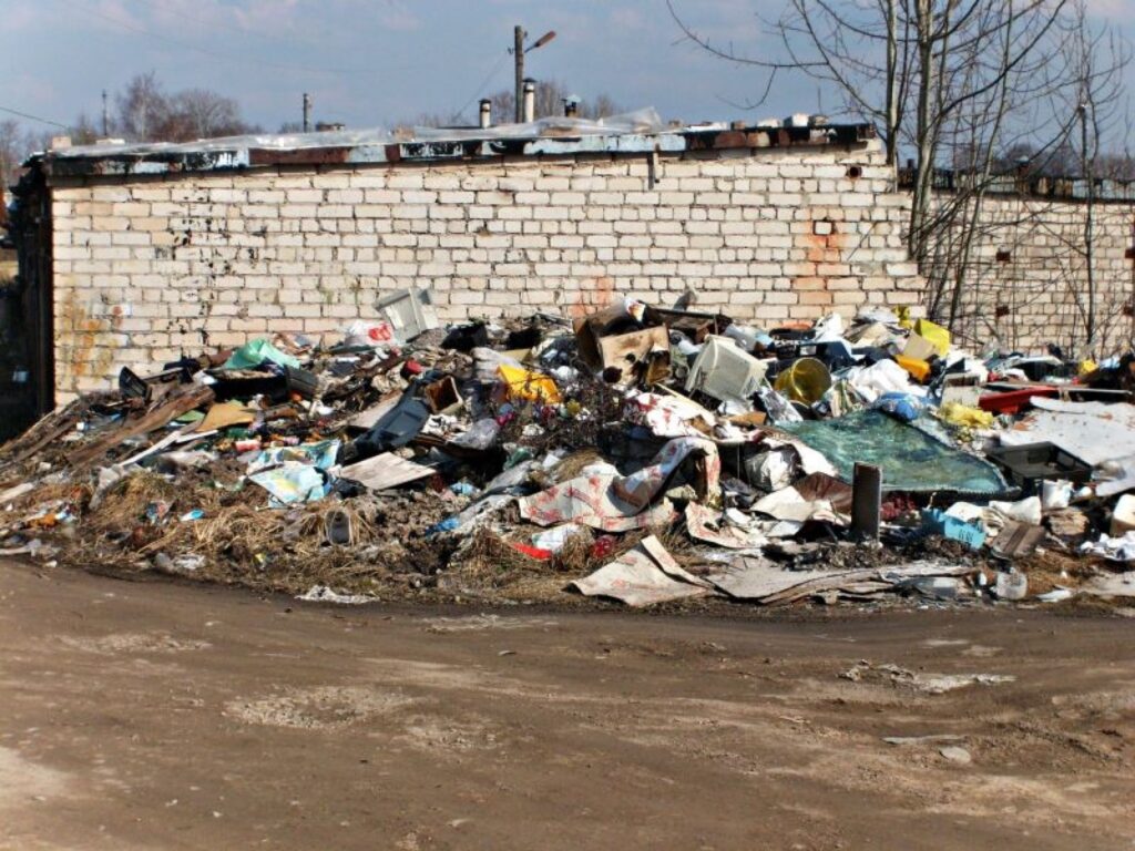 Valka: Braucot pa tranzītceļu pa Raina ielu, pārbraucot pāri gaisa tiltam kreisā pusē ir garāžas..Aiz tām ir šitie trakie skati:( 
Autors: Lietotāja foto
