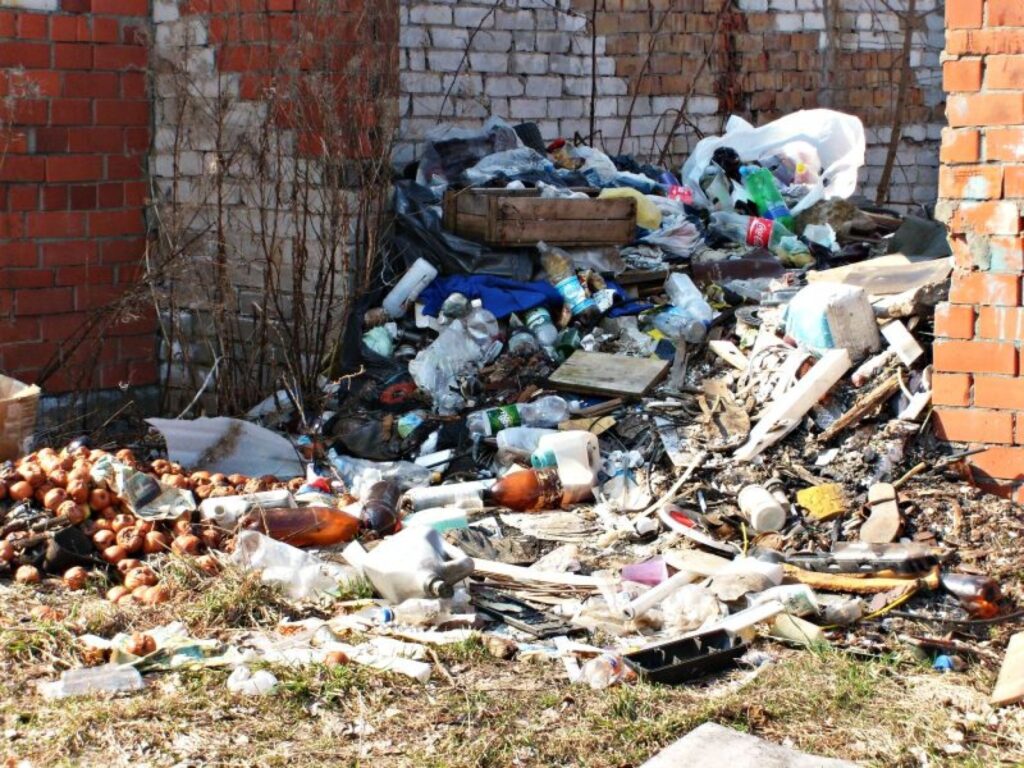 Valka: Braucot pa tranzītceļu pa Raina ielu, pārbraucot pāri gaisa tiltam kreisā pusē ir garāžas..Aiz tām ir šitie trakie skati:( 
Autors: Lietotāja foto