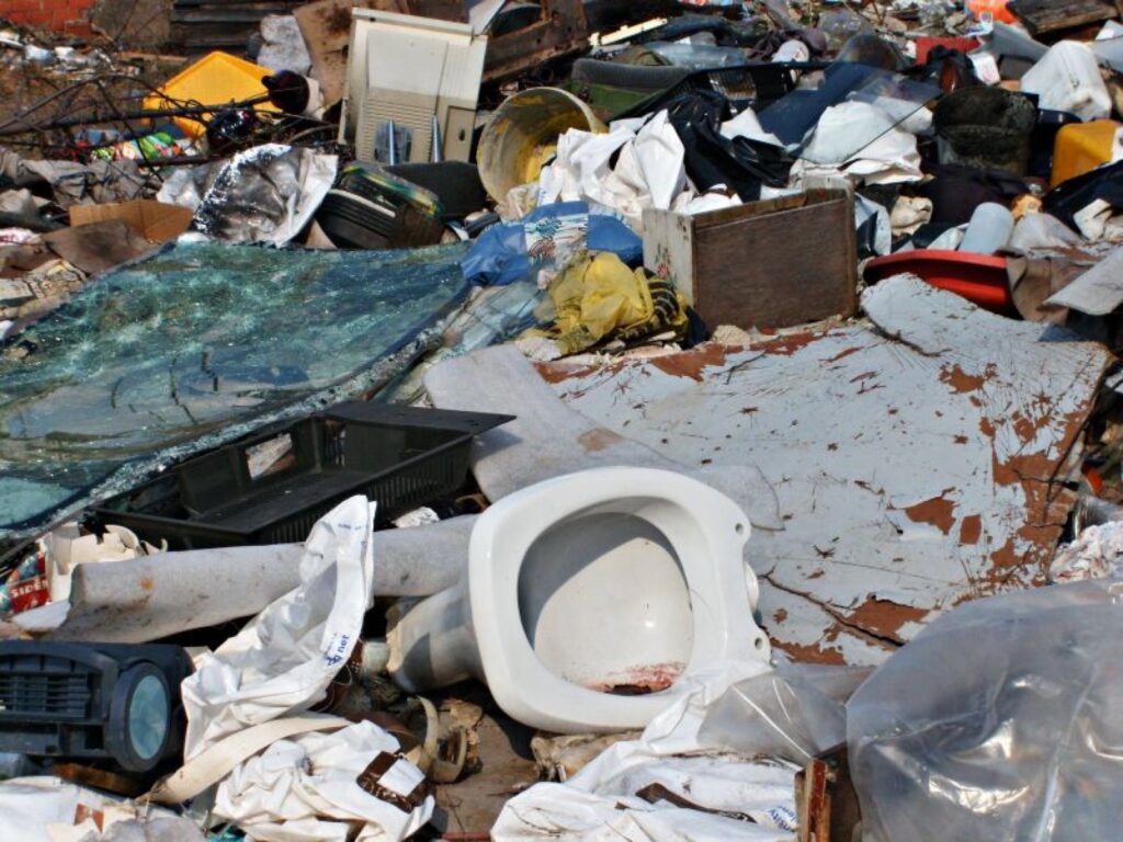 Valka: Braucot pa tranzītceļu pa Raina ielu, pārbraucot pāri gaisa tiltam kreisā pusē ir garāžas..Aiz tām ir šitie trakie skati:( 
Autors: Lietotāja foto