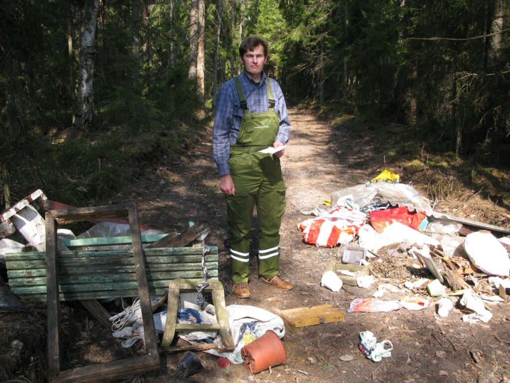Pirmdien Launkalnes pagastā valsts mežā Silvas meža iecirkņa vadītājs Normunds Vīksna blakus sadzīves atkritumiem uzgāja arī daudz vecus kapu soliņus un kapu kopiņu apmales.
Autors: Sandra Pētersone
