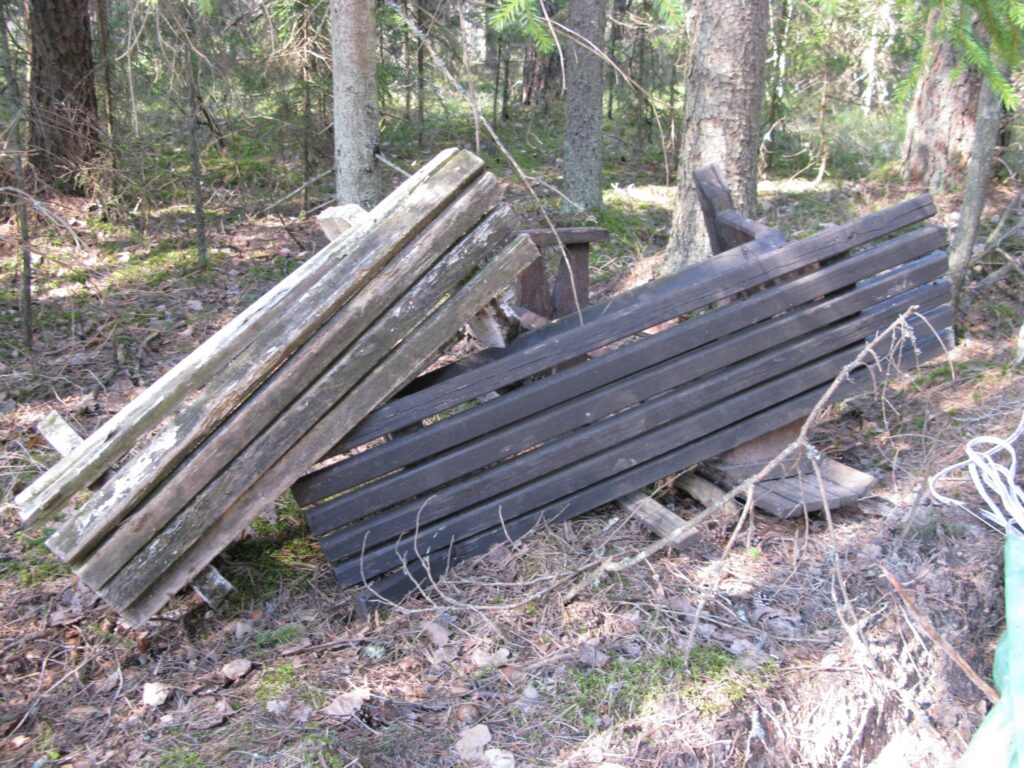 Pirmdien Launkalnes pagastā valsts mežā Silvas meža iecirkņa vadītājs Normunds Vīksna blakus sadzīves atkritumiem uzgāja arī daudz vecus kapu soliņus un kapu kopiņu apmales.
Autors: Sandra Pētersone