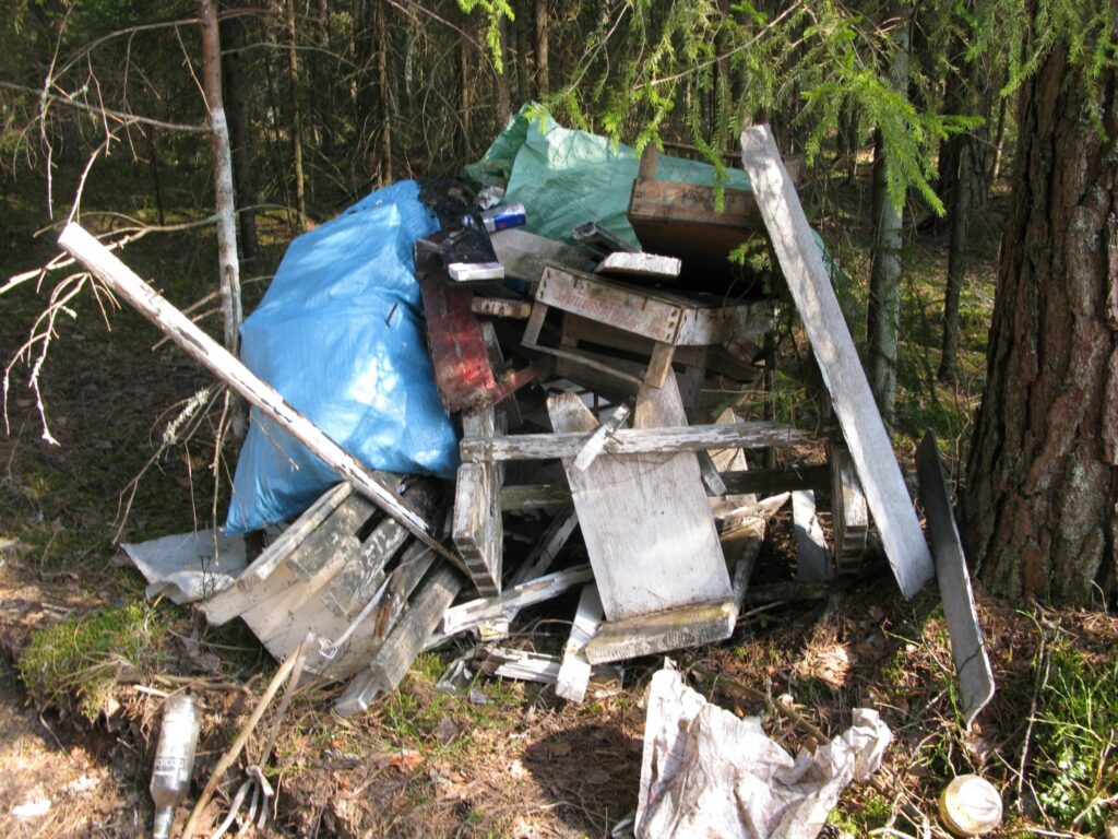 Pirmdien Launkalnes pagastā valsts mežā Silvas meža iecirkņa vadītājs Normunds Vīksna blakus sadzīves atkritumiem uzgāja arī daudz vecus kapu soliņus un kapu kopiņu apmales.
Autors: Sandra Pētersone