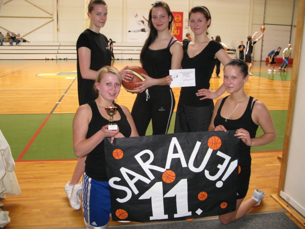 Meiteņu konkurencē uzvarēja 11.a un 11.b klases apvienotā komanda: Elīna Stepīte (1. rindā no kreisās), Elza Cīrule, Inga Zostiņa (2. rindā no kreisās), Baiba Gutāne un Elīna Žūkure.
Autors: Sandra Pētersone