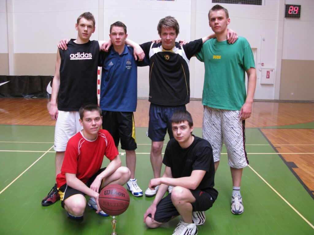 Zēnu konkurencē uzvarēja 11.b klases komanda: Sandis Sukurs (1. rindā no kreisās), Artūrs Jansons, Kristaps Vergins (2. rindā no kreisās), Rolands Irbe, Vairis Bormanis un Matīss Ozoliņš.
Autors: Sandra Pētersone