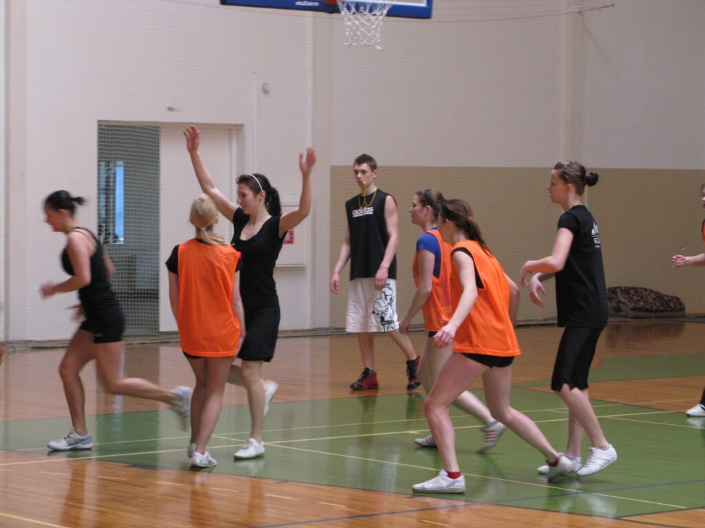 Līdzjutēju atzinumā basketbola mači starp klasēm bija interesanti un cīņa par uzvaru - sīva.
Autors: Sandra Pētersone