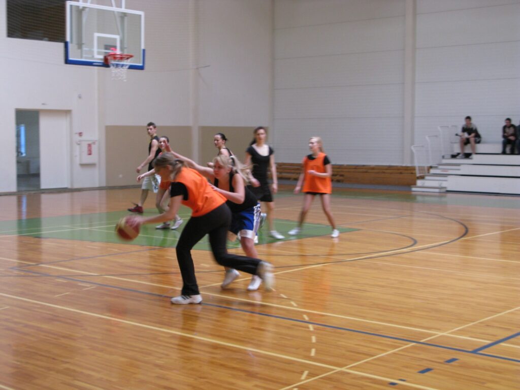 Līdzjutēju atzinumā basketbola mači starp klasēm bija interesanti un cīņa par uzvaru - sīva.
Autors: Sandra Pētersone