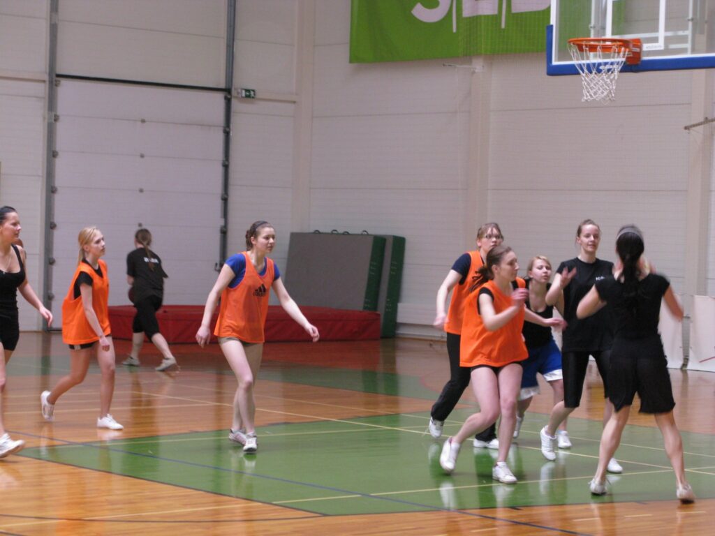 Līdzjutēju atzinumā basketbola mači starp klasēm bija interesanti un cīņa par uzvaru - sīva.
Autors: Sandra Pētersone