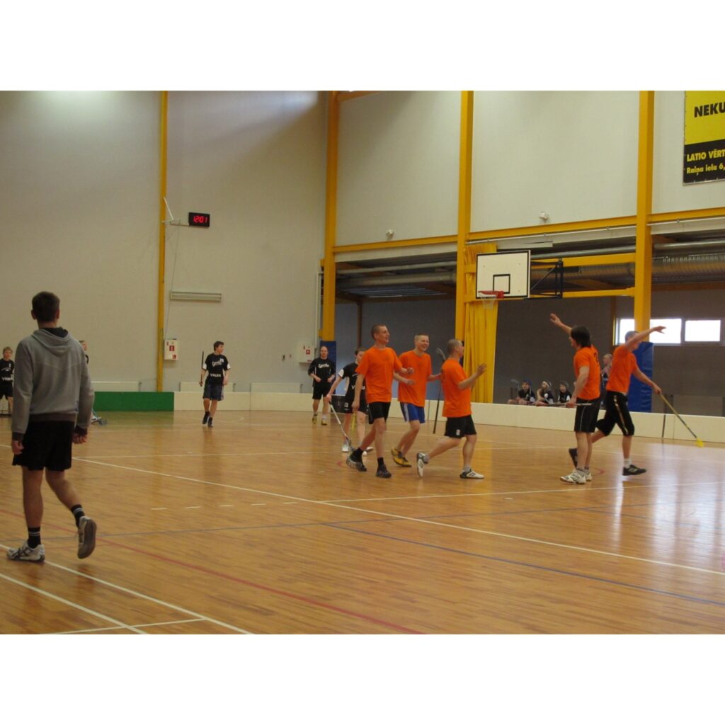 Turpinās Valkas novada čempionāts florbolā. Sestdien "Torpēdas" ar milzu grūtībām pēcspēles soda metienos apspēlēja pusaudžus - FK "Valka" U-14.
Autors: Aldis Dubļāns