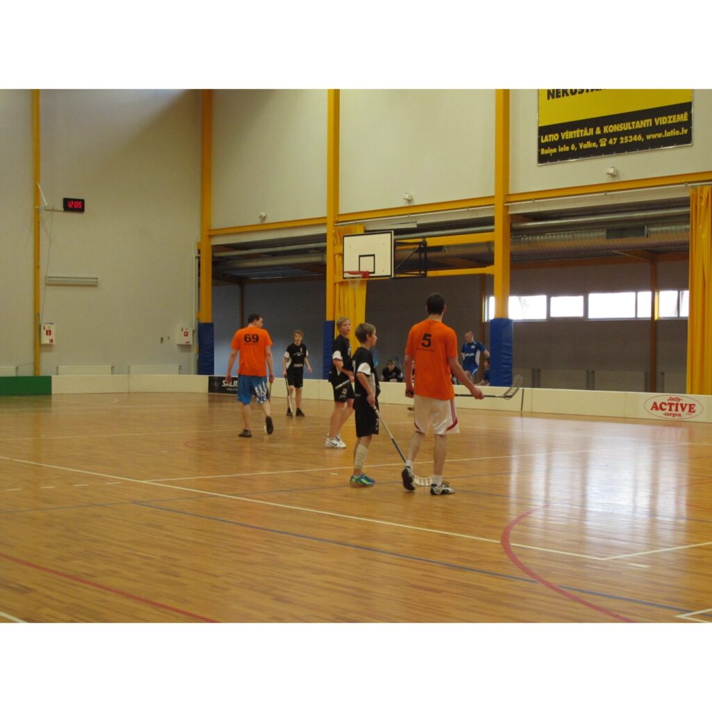 Turpinās Valkas novada čempionāts florbolā. Sestdien "Torpēdas" ar milzu grūtībām pēcspēles soda metienos apspēlēja pusaudžus - FK "Valka" U-14.
Autors: Aldis Dubļāns
