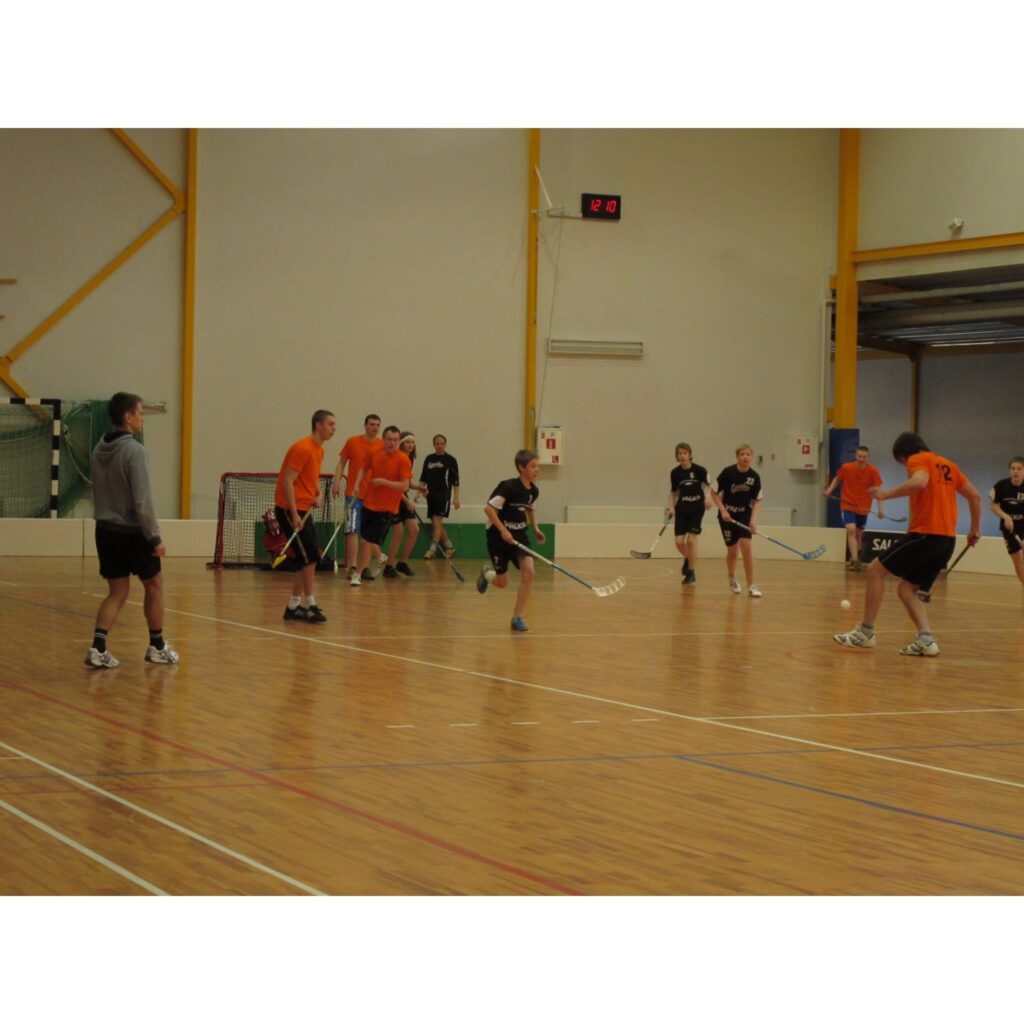Turpinās Valkas novada čempionāts florbolā. Sestdien "Torpēdas" ar milzu grūtībām pēcspēles soda metienos apspēlēja pusaudžus - FK "Valka" U-14.
Autors: Aldis Dubļāns