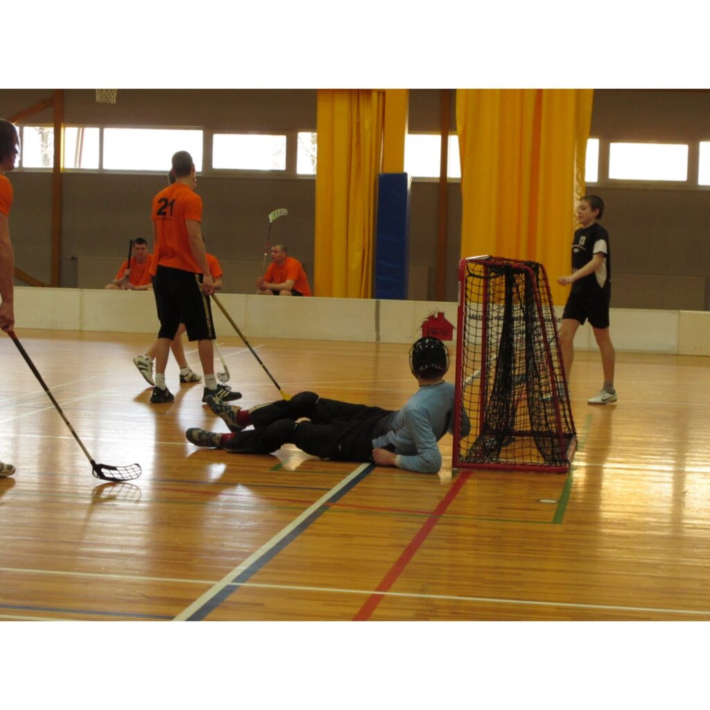 Turpinās Valkas novada čempionāts florbolā. Sestdien "Torpēdas" ar milzu grūtībām pēcspēles soda metienos apspēlēja pusaudžus - FK "Valka" U-14.
Autors: Aldis Dubļāns