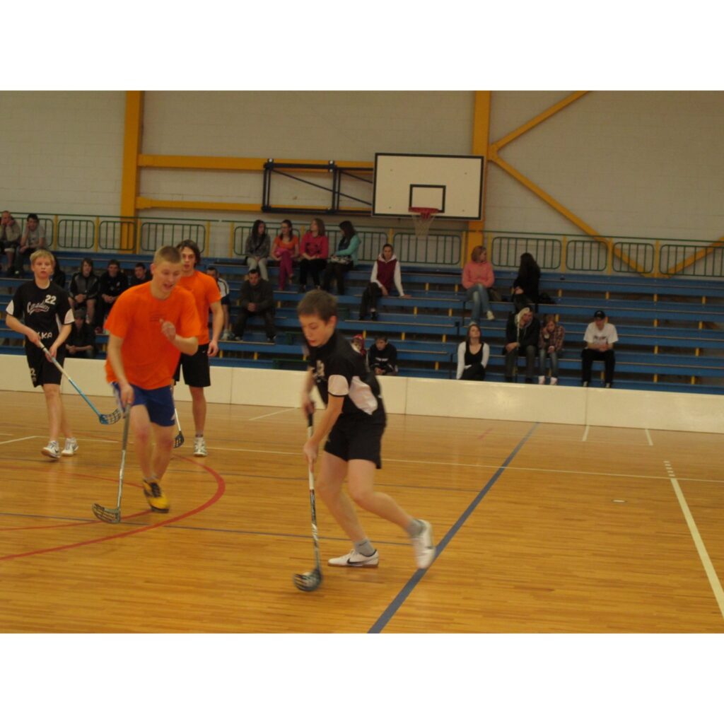Turpinās Valkas novada čempionāts florbolā. Sestdien "Torpēdas" ar milzu grūtībām pēcspēles soda metienos apspēlēja pusaudžus - FK "Valka" U-14.
Autors: Aldis Dubļāns