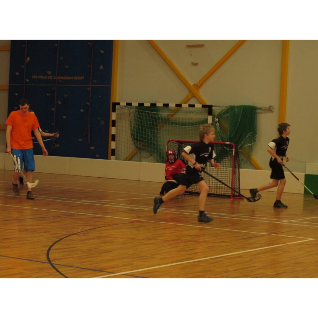 Turpinās Valkas novada čempionāts florbolā. Sestdien "Torpēdas" ar milzu grūtībām pēcspēles soda metienos apspēlēja pusaudžus - FK "Valka" U-14.
Autors: Aldis Dubļāns