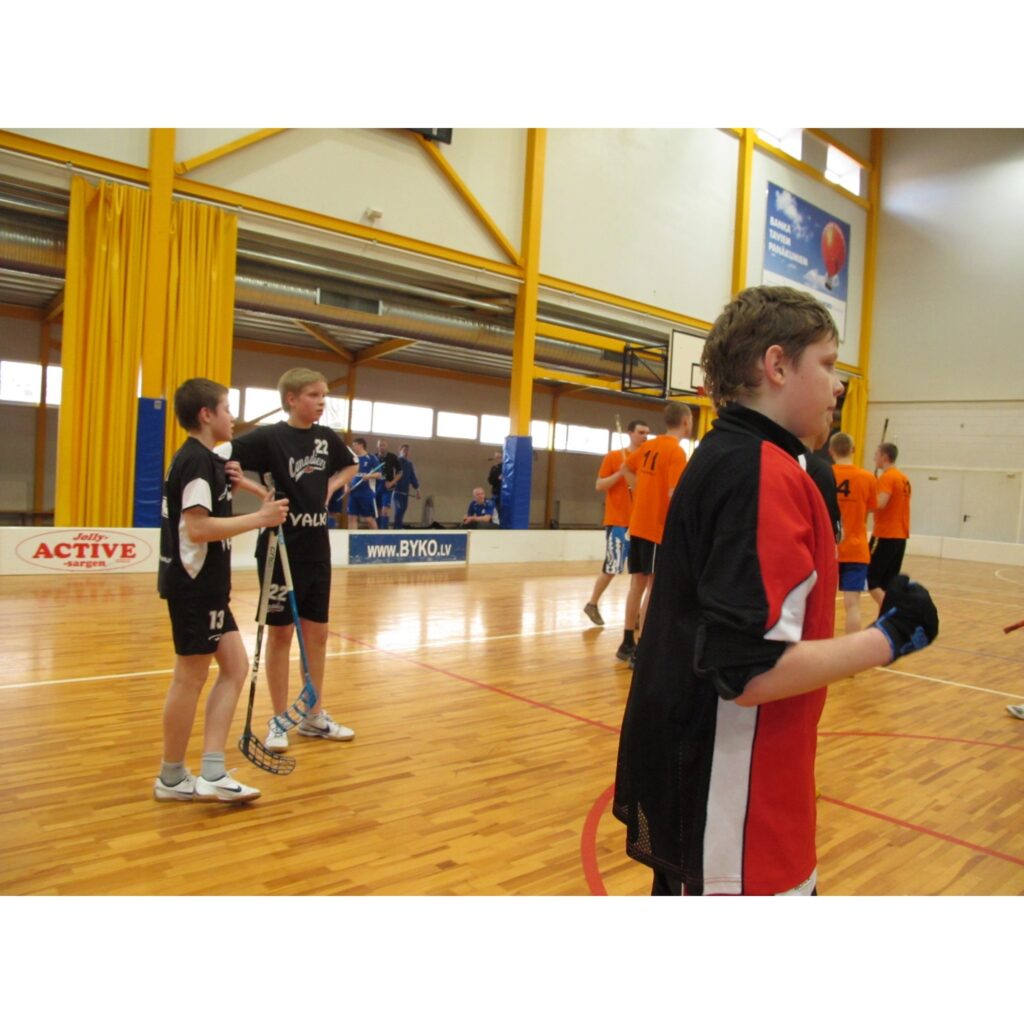 Turpinās Valkas novada čempionāts florbolā. Sestdien "Torpēdas" ar milzu grūtībām pēcspēles soda metienos apspēlēja pusaudžus - FK "Valka" U-14.
Autors: Aldis Dubļāns