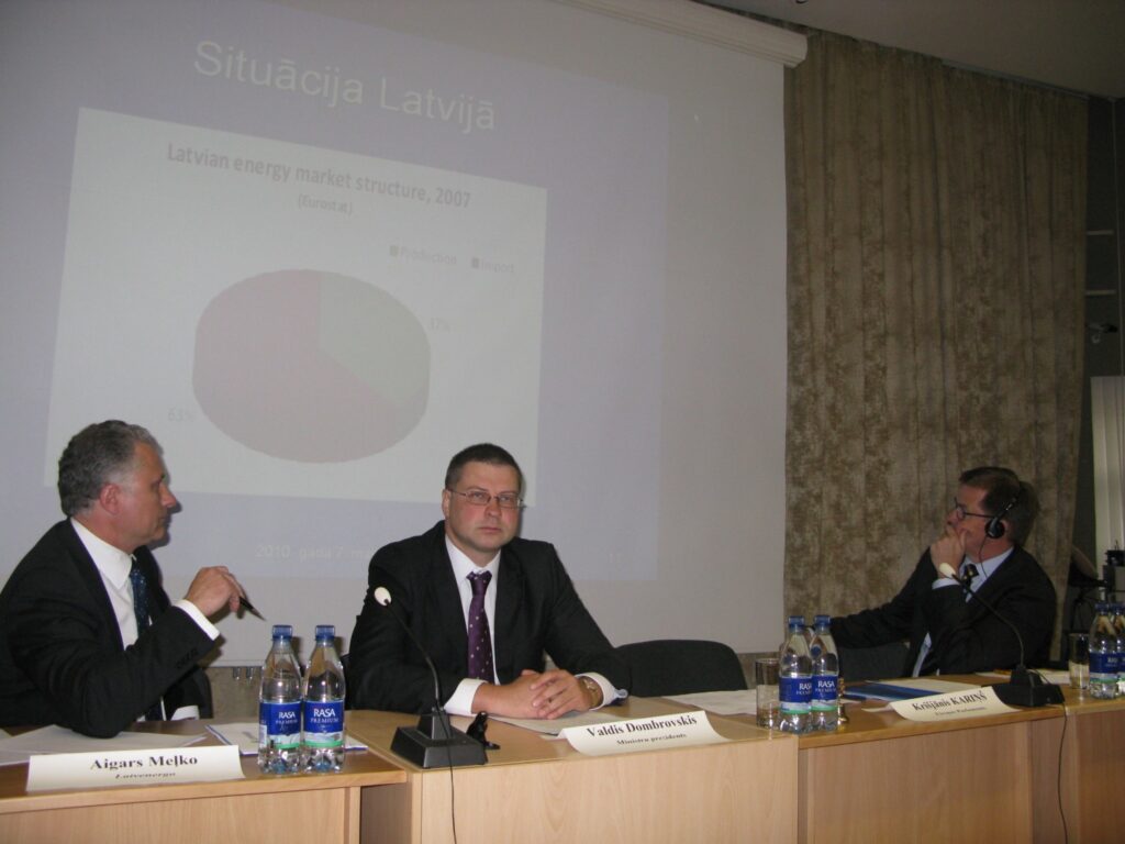  Par enerģētikas politiku Latvijā un Eiropas Savienībā runāja arī akciju sabiedrības “Latvenergo” valdes loceklis Aigars Meļko (no kreisās), premjers Valdis Dombrovskis un Eiropas Parlamenta deputāts no Dānijas Bendts Bentsens.
Autors: Ingūna Johansone
