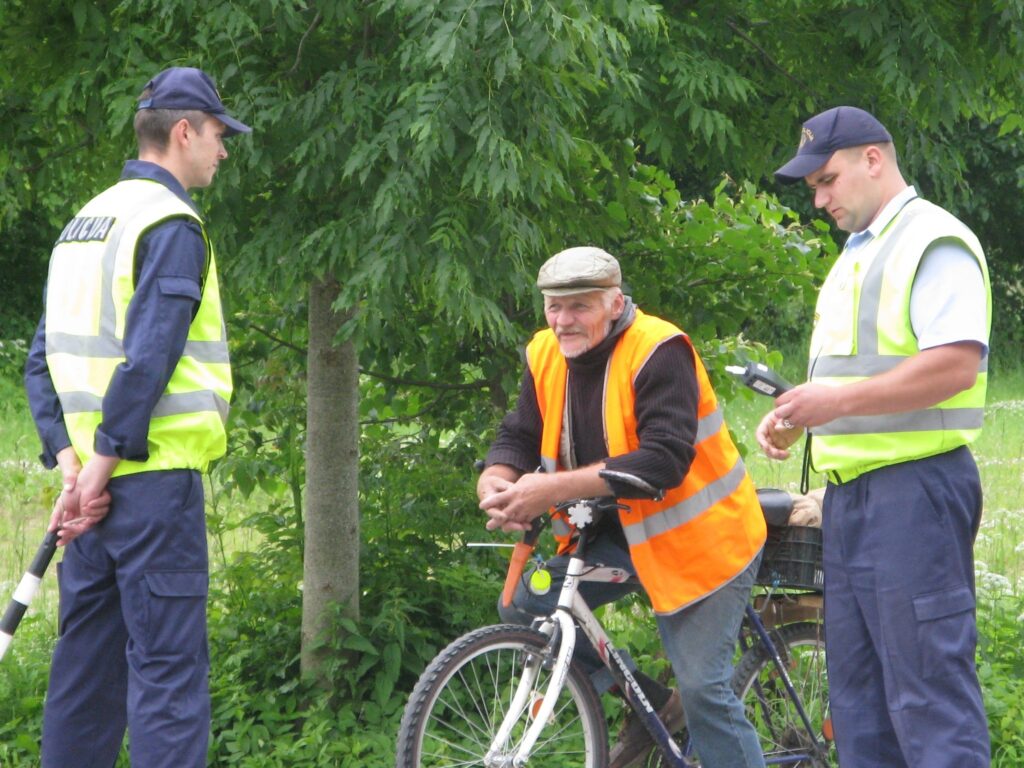 Policisti Guntars Nikolajevs (no kreisās) un Ivars Pupčenoks pēc pārbaudes novēl laimīgu ceļu blomēnietim Vilim Ozolam, kurš Jāņu dienā dodas uz kartupeļu talku.
Autors: Sarmīte Ozola