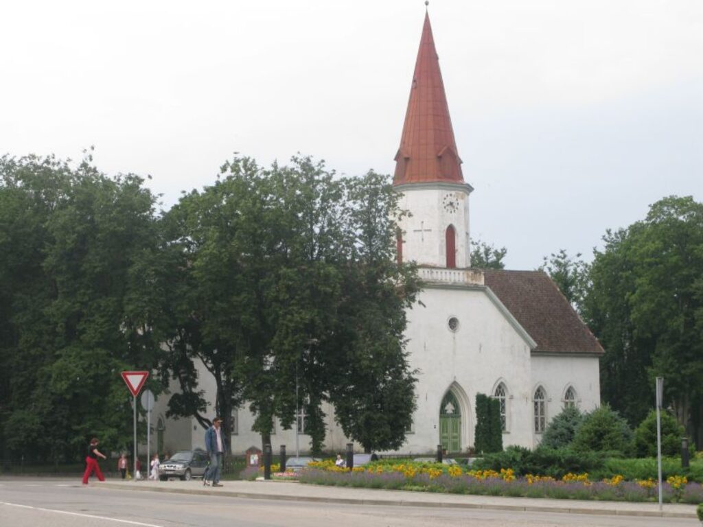 Tūristi Smiltenē labprāt apskata pilsētas centru un evaņģēliski luterisko baznīcu, apmeklē pilsētas parkus un ezerus.  
Autors: Baiba Šķērīte