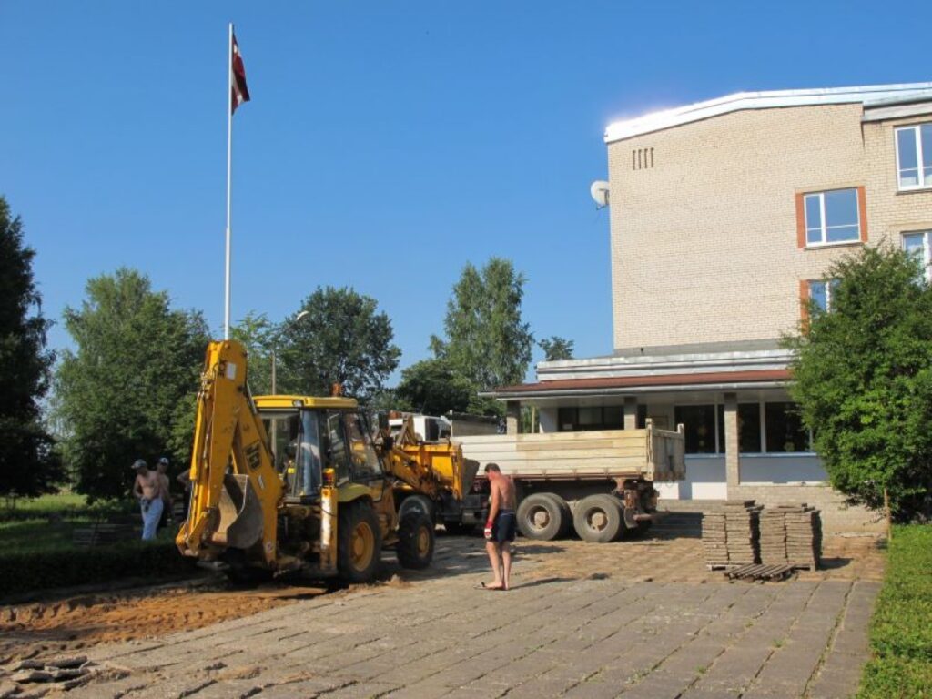 Šonedēļ būvfirmas “Valkas būvnieks” celtnieki rosās pie Valkas pamatskolas, kur taps jaunas kāpnes un nobruģēs skolas priekšu.
Autors: Inga Karpova