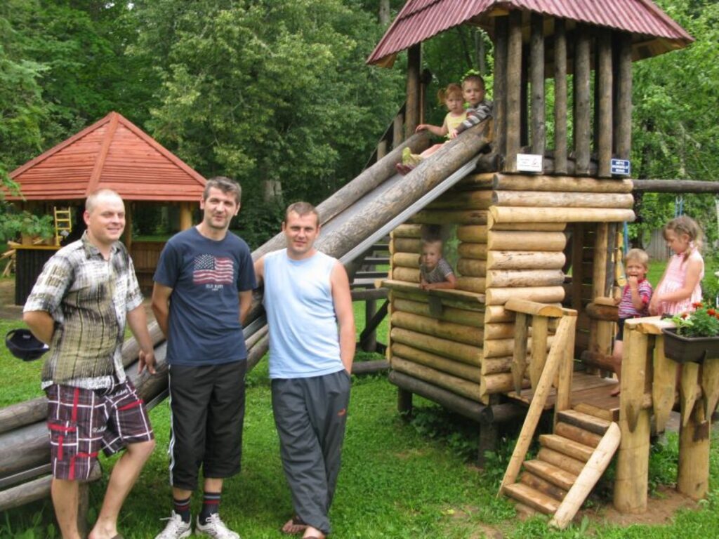 Jaunie tēti Toms Cers (no kreisās), Arvīds Viņķis un Didzis Stačs saviem bērniem paši uzbūvējuši rotaļu laukumu mājas pagalmā, bet pieaugušajiem - skaistu lapeni.
Autors: Sandra Pētersone