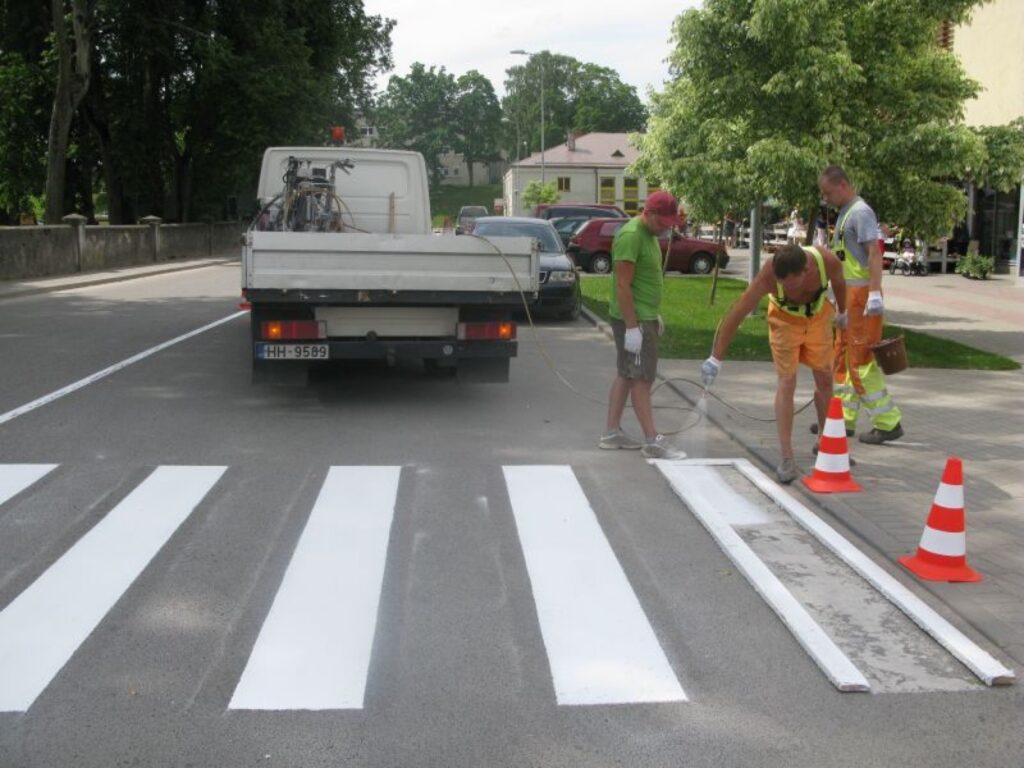 Šīs nedēļas sākumā firma “Mikor” Smiltenē atjaunoja ielu horizontālos apzīmējumus. Gājēji par to priecājas, jo uz pārejas jutīšoties vēl drošāk. 
Autors: Sandra Pētersone