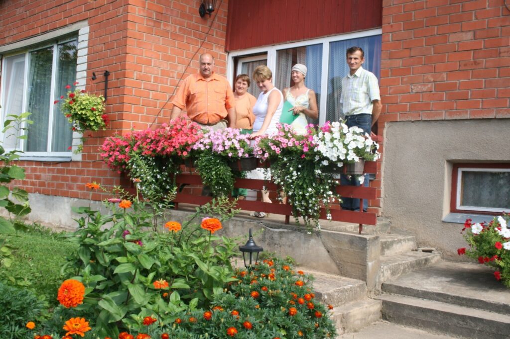 Žūrijas komisija atzīst, ka “Saktu” saimniecei Vizmai Ķaukulei pie mājas ir ļoti veiksmīgs ziedu izkārtojums.
Autors: Aivars Zilbers