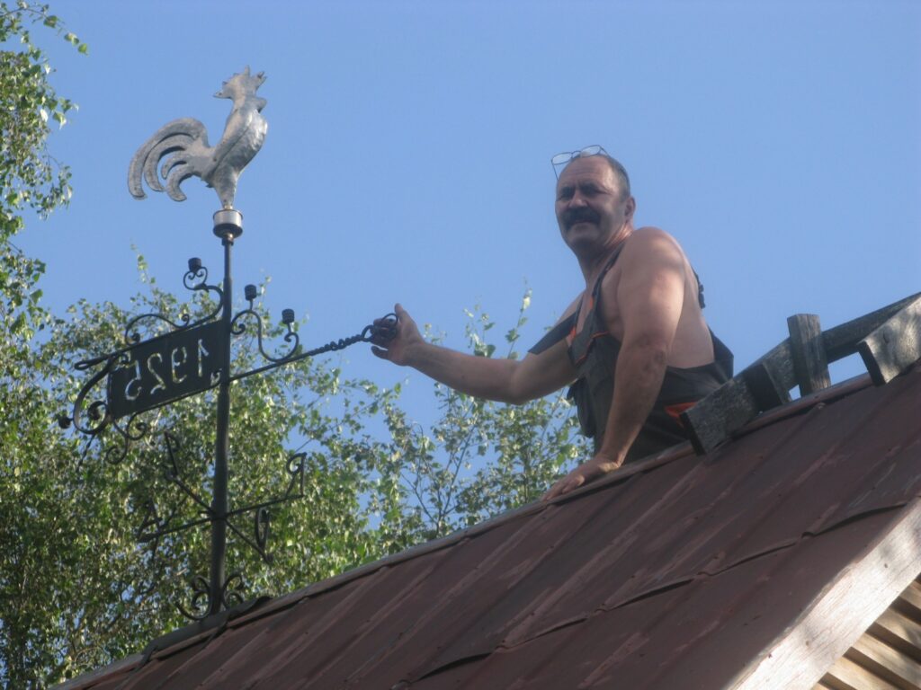 Blomes pagasta “Kauliņos” klēts jumtu rotā Jāņa Keiseļa veidotais vēja rādītājs. 
Autors: Baiba Šķērīte