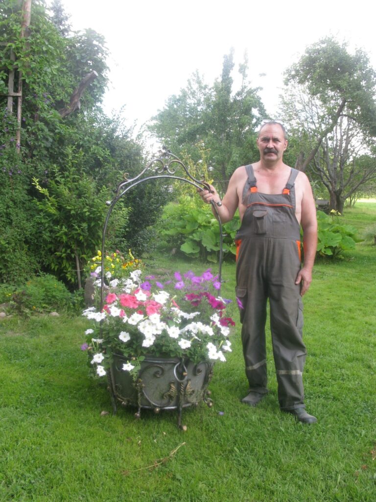 Jānis Keiselis kaļ gan dažādas ikdienā nepieciešamas lietas, gan arī dāvaniņas sievai Līgai  Kondratovičai.  Šo puķu podu viņš sievai uzdāvināja dzimšanas dienā. 
Autors: Baiba Šķērīte
