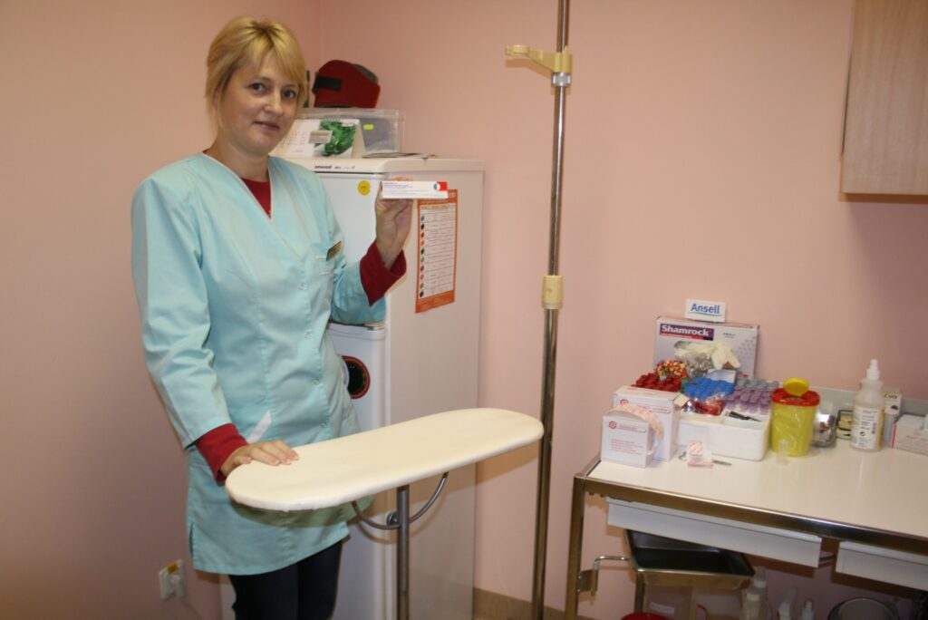 Ģimenes ārsta Valda Ķira prakses medicīnas māsa Līga Šveca  cilvēkiem, kurus bieži skar saaukstēšanās, iesaka injicēt pneimovakcīnu. 
Autors: Aivars Zilbers
