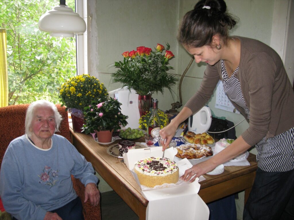 Smilteniete Elza Laure pirmdien svinēja 100. dzimšanas dienu. Apsveikumu atsūtīja Valsts prezidents, pašvaldība dāvināja 100 latus un simbolisku torti, ko jubilārei palīdz sagriezt  mazmazmeita Marta. 
Autors: Sandra Pētersone
