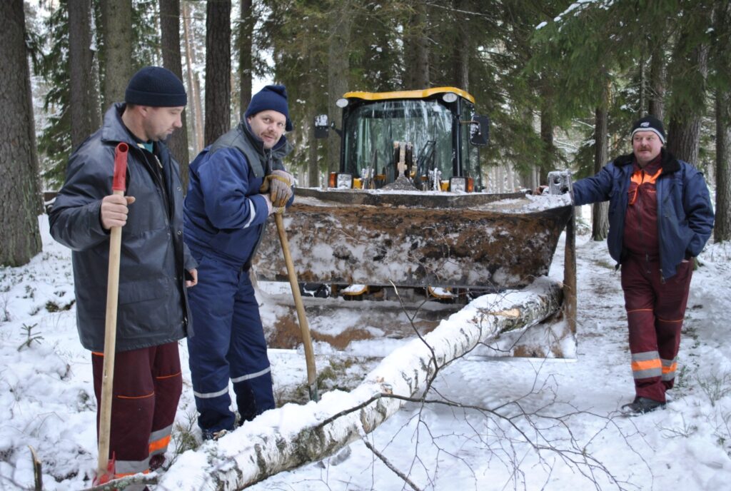 Jau tiek meklēti pretendenti mežsaimnieciskajiem darbiem  pavasarī un vasarā, bet firma “Ceļinieks 2010” velosipēdistu takas izveidi ap Niedrāja ezeru pabeigs šomēnes. Strādniekie, Spodrim Zariņam (no kreisās), Jānim Jurisonam un Mārim Strautiņam nākas no takas aizvākt arī bebru nograuztus kokus. 
Autors: Sandra Pētersone