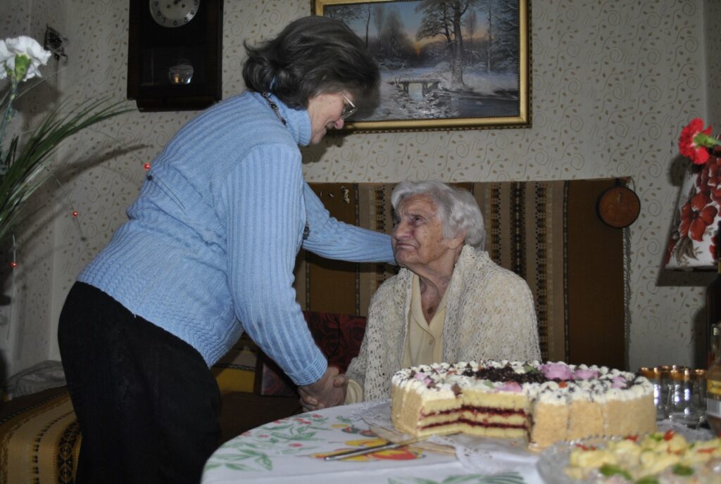 Jubilāri dzimšanas dienā apsveica arī Smiltenes pensionāru apvienības vadītāja Aija Meldere.
Autors: Sandra Pētersone