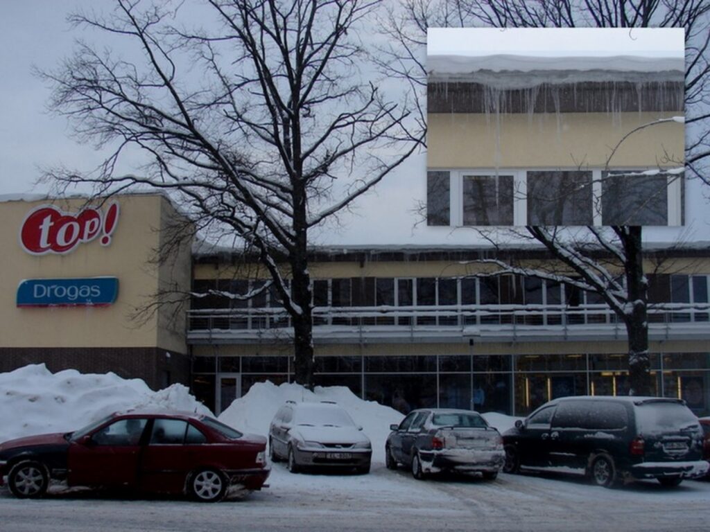 Piektdien pie tirdzniecības centra „Centrs” lāstekas bija vairākās vietās. Viena vieta bija virs biroju logiem, bet otra pamanāmākā – pie ielu tirdziņa, kur lāstekas var apdraudēt cilvēku veselību un drošību. Uzzinājām, ka ir uzsākta tirdzniecības centra jumta atbrīvošana no sniega.
Autors: Santa Sinka