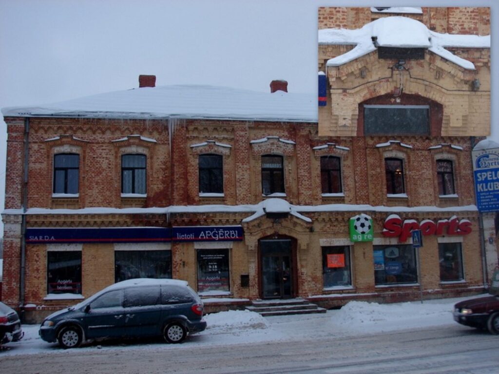  Staigājot pa pilsētas centru, dažviet ieteicams palūkoties augšup, jo ne visiem namiem organizē jumta tīrīšanas darbus.
Autors: Santa Sinka