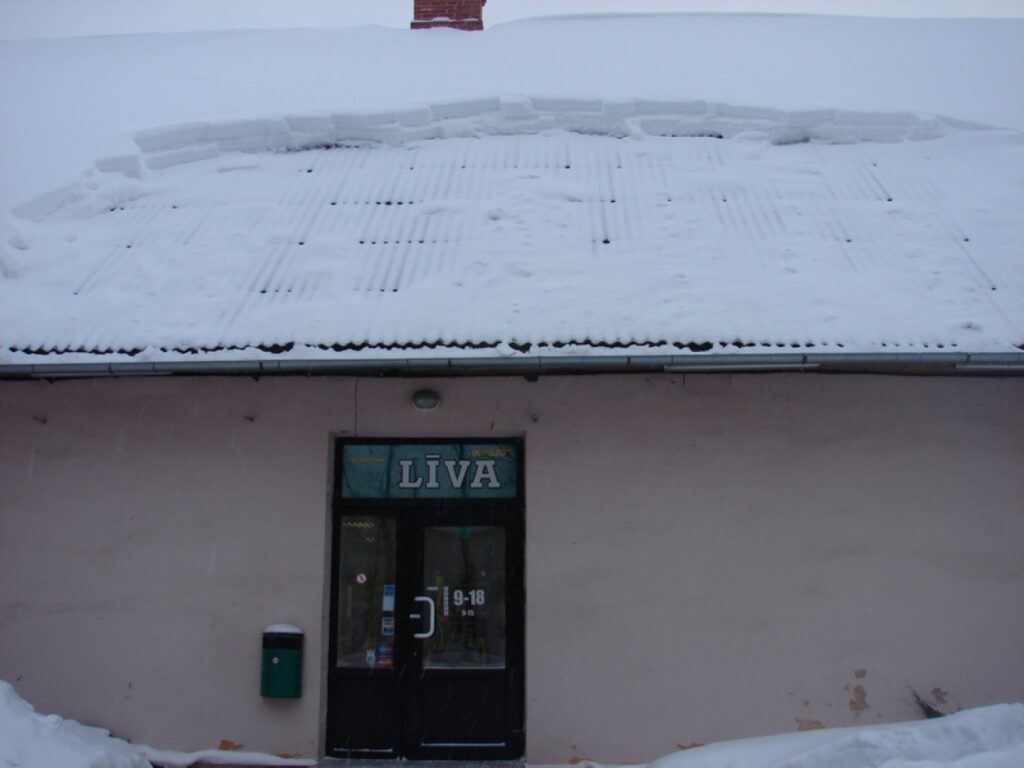  Pilsētas centrā viens no labākajiem piemēriem, ko piektdien varēja manīt, bija „Līvas” veikala jumts. Noskaidrojām, ka veikala darbinieces, negaidot mājas saimnieka ierašanos, bija noorganizējušas sniega tīrīšanas darbus. Viņas uzsver, ka nevajag gaidīt, kad sniegu no jumta kāds notīrīs jūsu vietā un nevajag aizbildināties, ka nav ar ko to tīrīt. Veikalnieces aizņēmušās garas kāpnes, sarunājušas vīriešu darbaspēku, kas atbrīvos jumtu no sniega. Uz „Līvas” jumta sniegs bijis aptuveni 44 centimetru biezumā.
Autors: Santa Sinka
