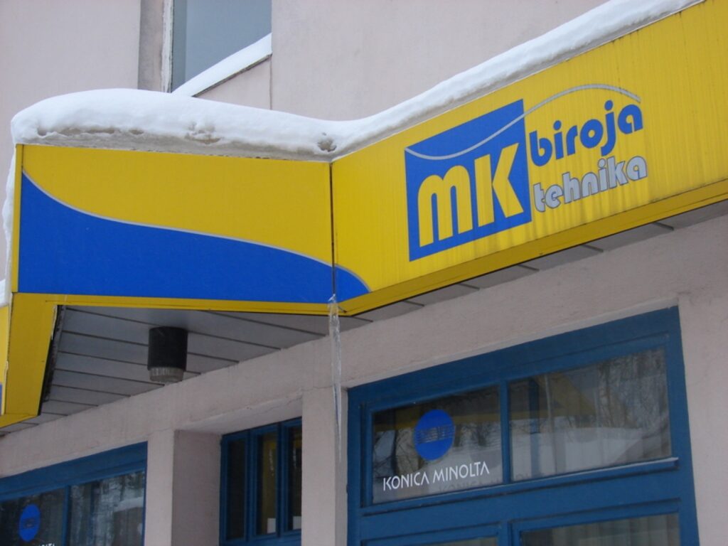 Dodoties pa to pašu veikalu rindu uz Atmodas ielas pusi, kļūst drošāk, jo nav ne daudz, ne iespaidīgu izmēru lāstekas. Arī iespēja, ka no jumta varētu nākt lejā sniegs, ir visai maza.
Autors: Santa Sinka