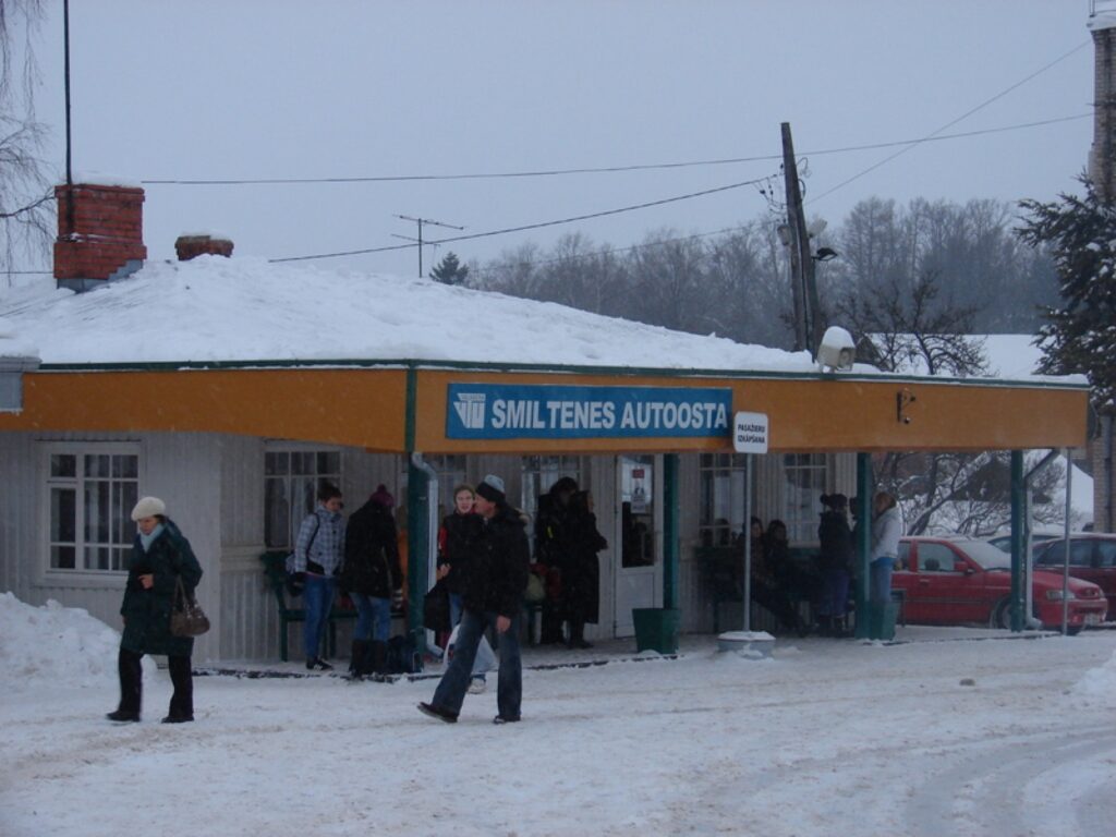 Ar atbildības sajūtu pret lietām un darbiem ir Smiltenes autoostā. Uz autoostas jumta palikusi vien niecīga daļa no biezās sniega segas. 
Autors: Santa Sinka