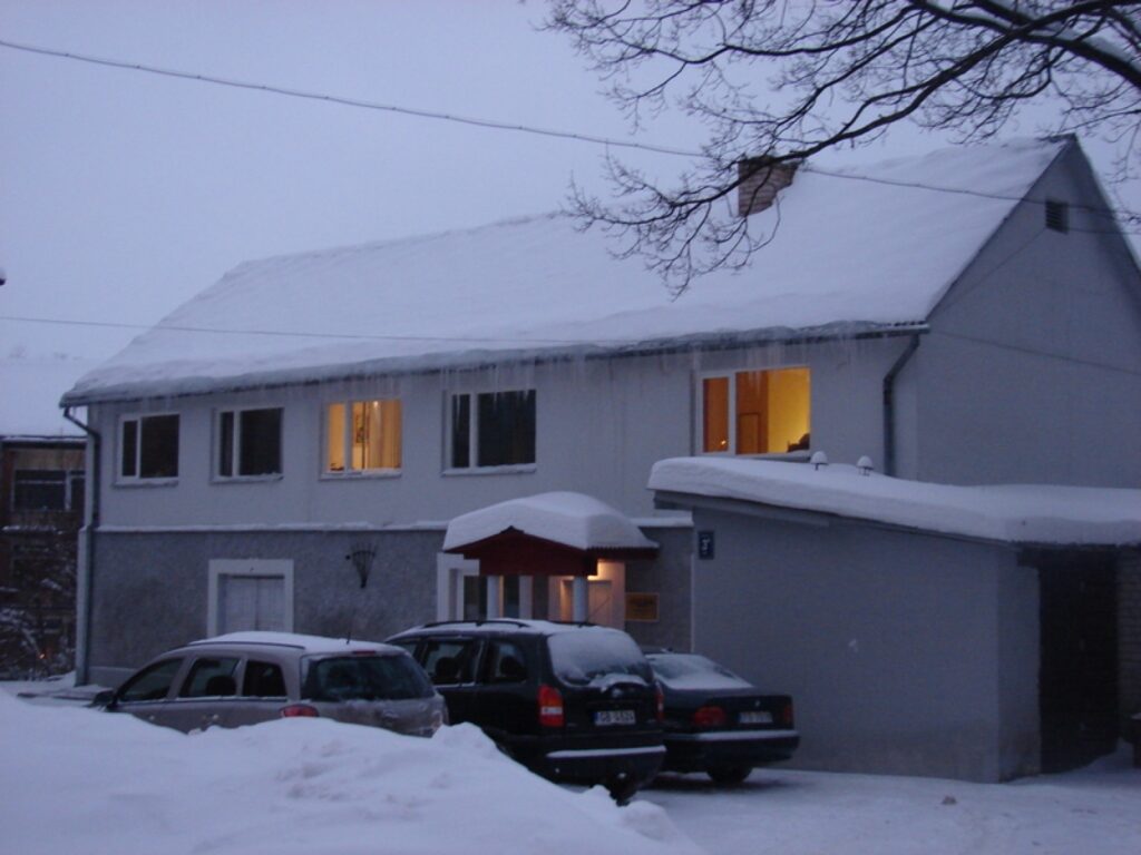 „Smiltenes NKUP” strādā daudz darbīgu cilvēku, taču ar savas ēkas jumta tīrīšanu neviens nesteidzas.
Autors: Santa Sinka