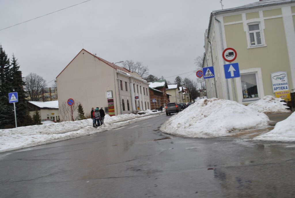 Bīstama ir pāreja pie grāmatu veikala. Neapdomīgi izveidota sniega kaudze aizsedz gājējus - mazus bērnus.
Autors: Sarmīte Ozola