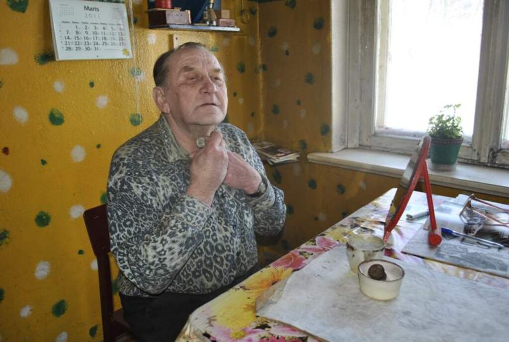 Vecpuisis Modris Ozoliņš šobrīd virtuvē, kā pats saka, pucējas. Kad uzslavēju Modri par košajām sienām, viņā var sajust lepnumu, jo pie krāsām un otām ķēries pats.
Autors: Santa Sinka