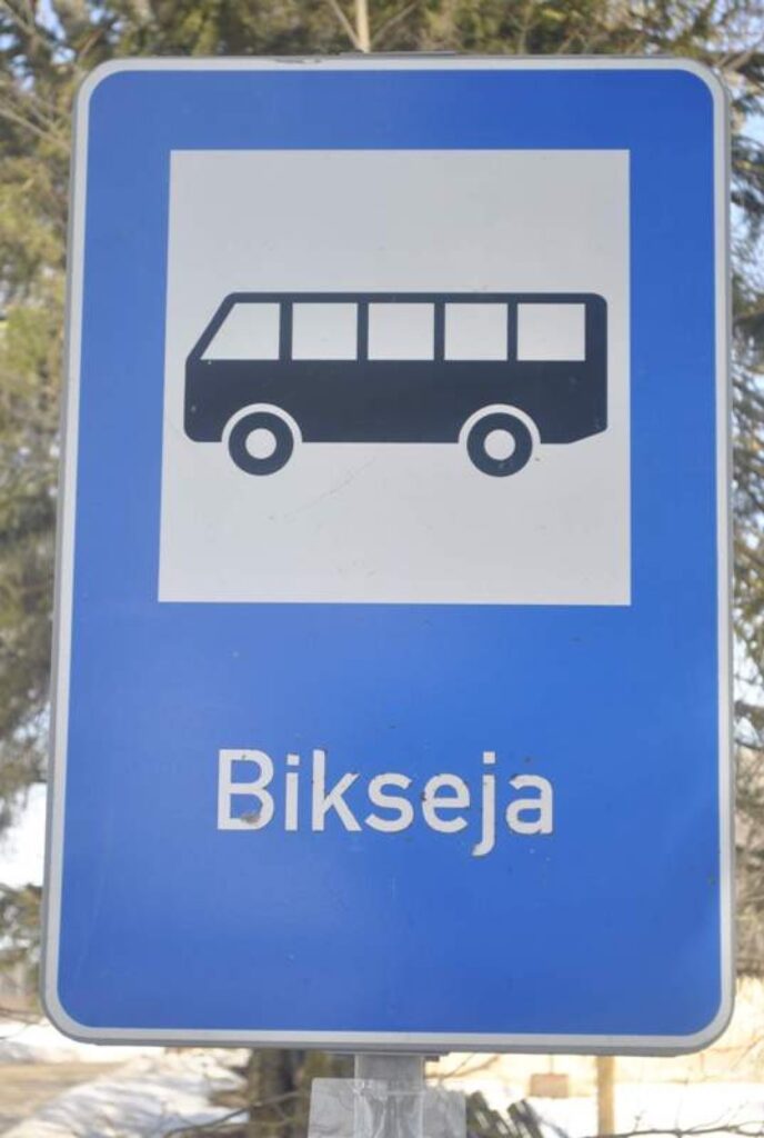Lūkojot, kā dzīvi uztver cilvēki, kuri dzīvo vairākus kilometrus no pagasta centra un pilsētas, par pieturas punktu izvēlējāmies Bikseju.
Autors: Santa Sinka