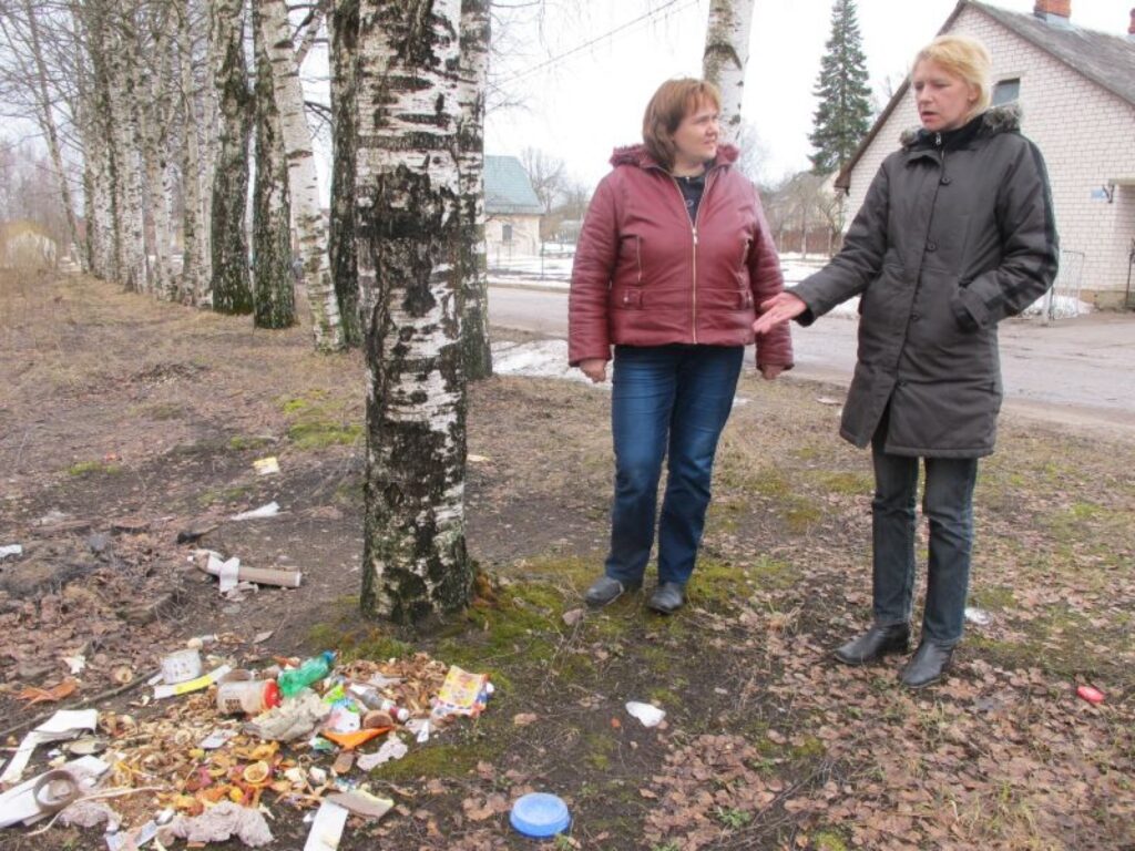 Novada domes Pilsētas teritorijas apsaimniekošanas nodaļas vadītāja Inese Vehi (no kreisās) un speciāliste darbam ar 100 latu stipendiātiem Daina Vesingi šopavasar pārsteigusi cilvēku nekaunība un cūciskā attieksme pret apkārtējo vidi. 
Autors: Inga Karpova