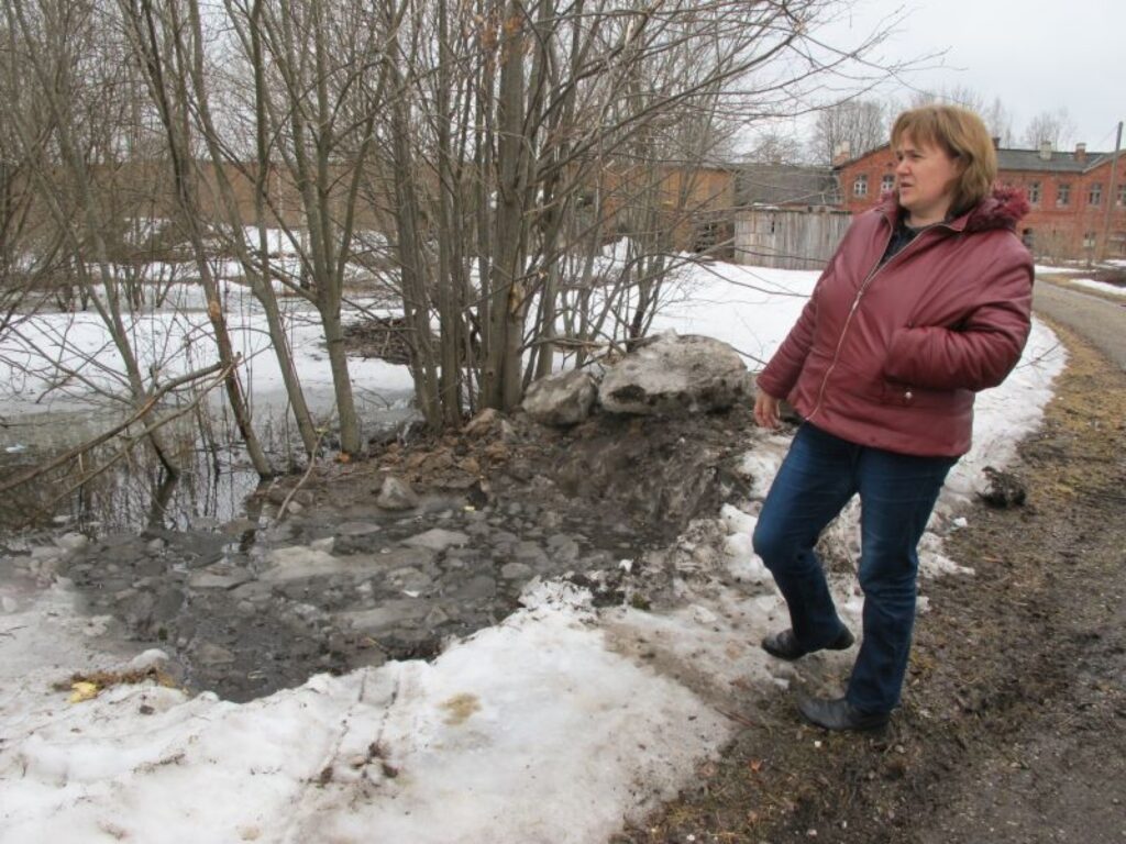 Netālu no piemiņas vietas, kur uzstādīts akmens cilvēkiem, kurus izveda uz Sibīriju, smird jau pa gabalu. Kādi asprāži atkritumus – vecas lupatas, pat gumijas zābakus - sabēruši notekgrāvī. Caurteces  caurule ir aizdambējusies un aizsalusi, tāpēc vieta pamazām pārpurvojas un pārvēršas par slīkšņu, kurai pa virsu peld pudeles un citas drazas.
Autors: Inga Karpova
