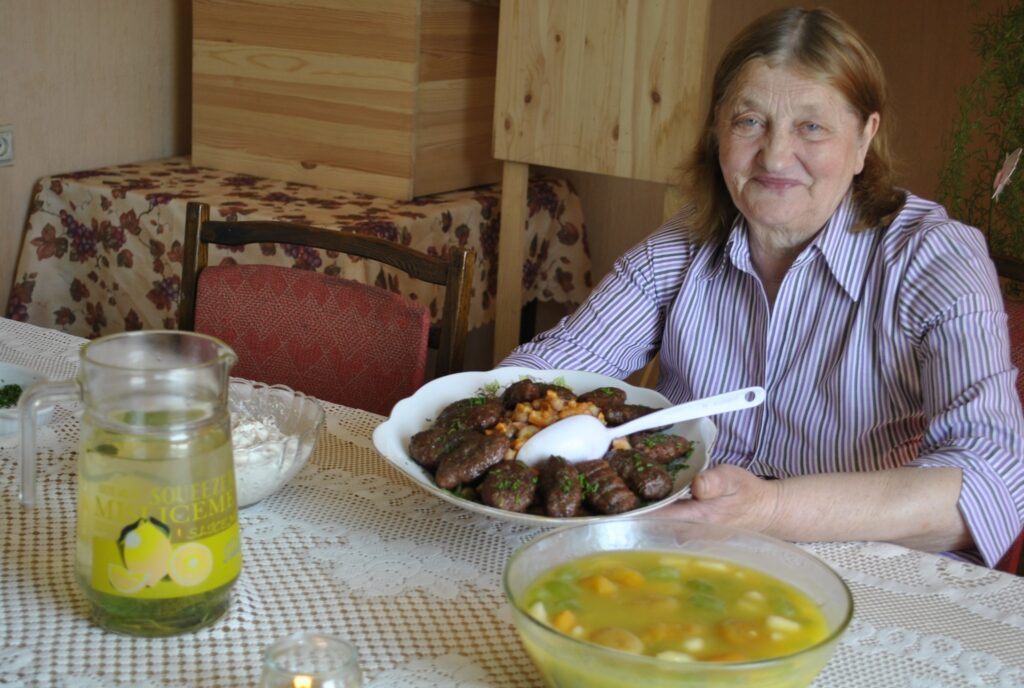 Daina Stīpniece no Variņiem 42 gadus gājusi par saimnieci lauku godos - kristībās, kāzās un bērēs. Tagad viņa ar gardiem ēdieniem lutina savus bērnus un mazbērnus.
Autors: Sandra Pētersone