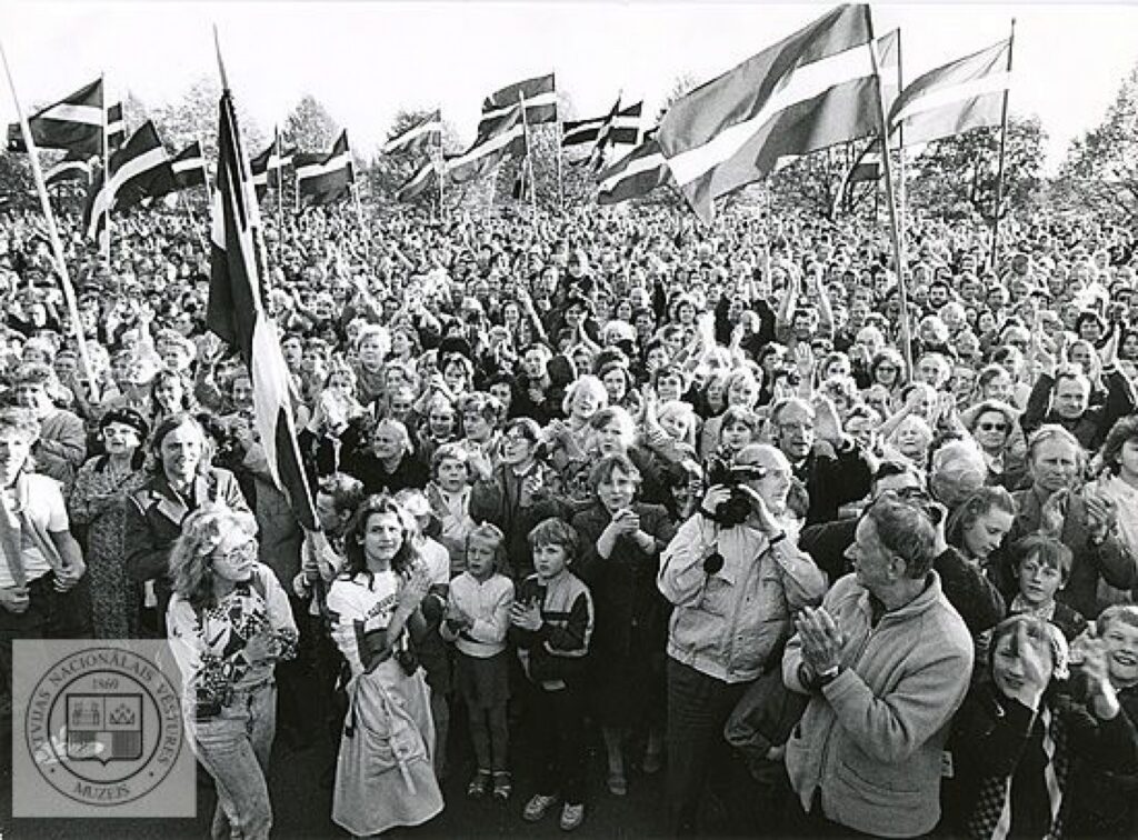 Mītiņš 11. Novembra krastmalā Rīgā pēc „Deklarācijas par Latvijas Republikas neatkarības atjaunošanu” pieņemšanas. 1990. gada 4. maijs. Fotogrāfe Anda Krauze 
Autors: diena.lv