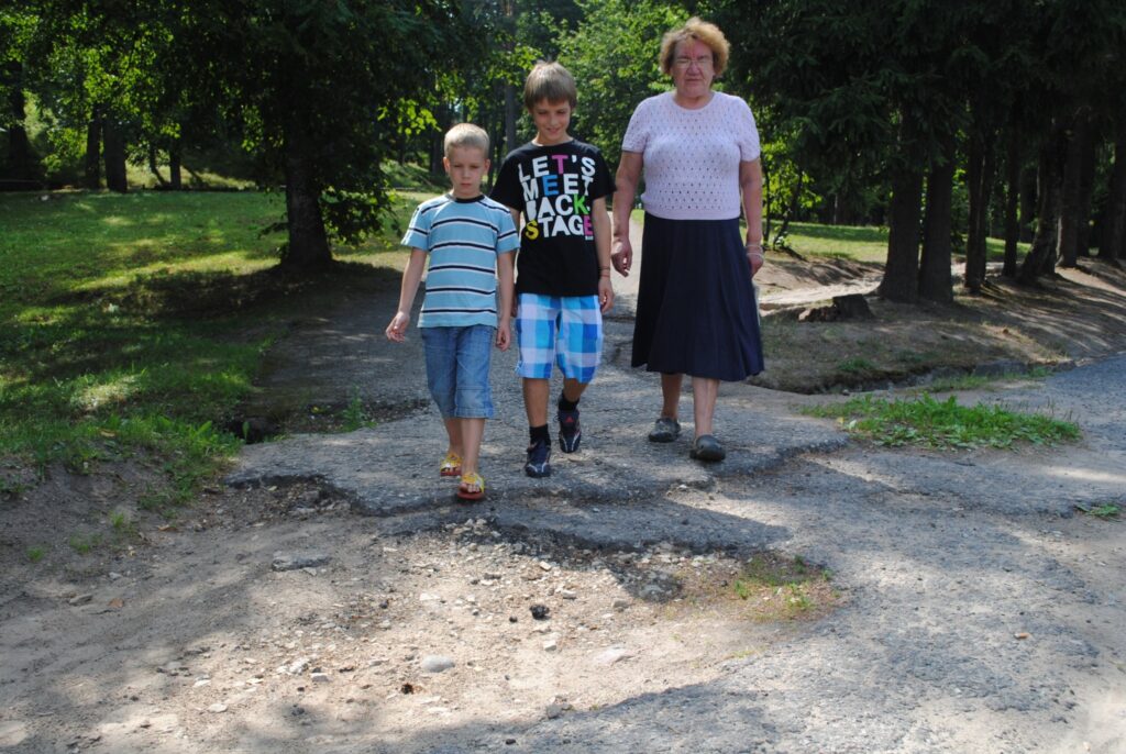  Ietves segums pie Jāņukalna Smiltenē ir tik nelīdzens, ka gājējiem, arī pensionārei Vijai Krūmiņai, jāskatās zem kājām, kur iet. 
Autors: Sandra Pētersone