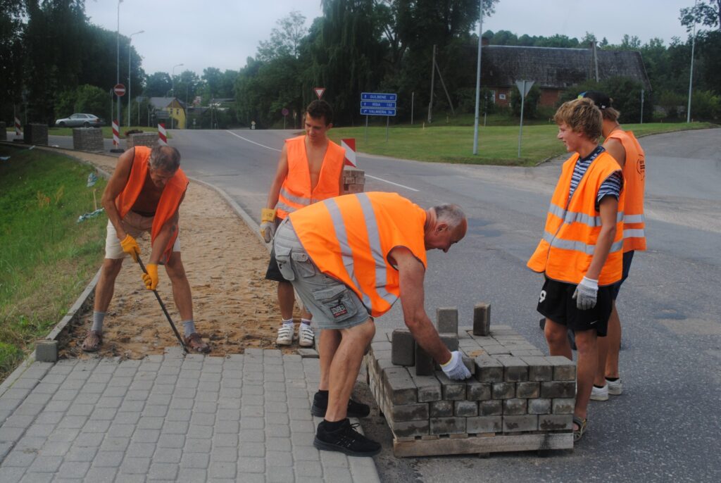  Šodien firmas “8CBR” strādnieki Smiltenē demontē ietves bruģa segumu Valkas ielas malā, sagatavojot vietu apļveida krustojuma būvei. 
Autors: Sandra Pētersone