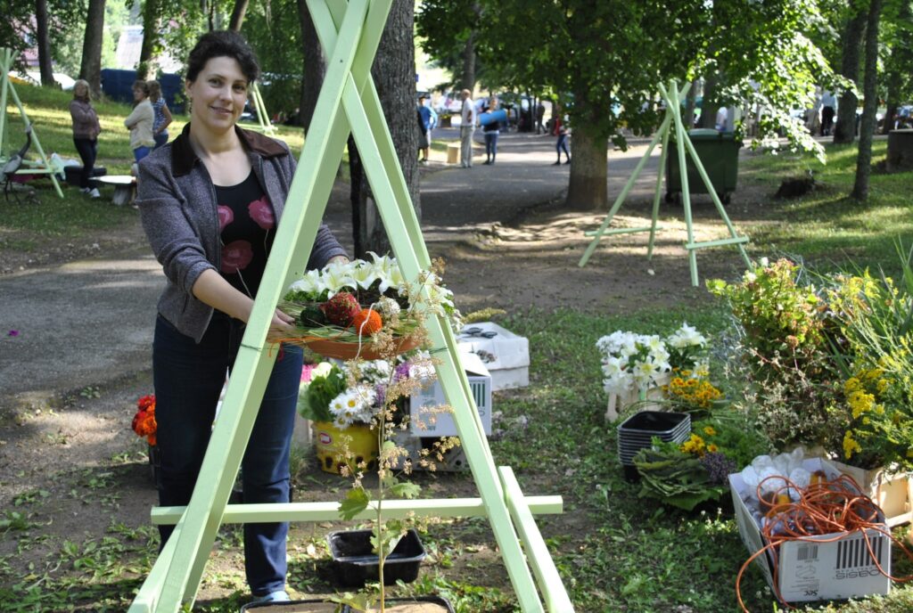 Jau no agra rīta Jāņukalnā strādā floristi, lai palīdzētu smilteniešu iecienītajai atpūtas vietai uzziedēt simtgadē. Attēlā –  floriste Līga Jansone. 
Autors: Sandra Pētersone