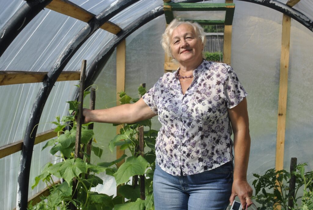 Strencēniete Vija Smilga vasarā toršu cepšanu piebremzē, jo lielāko daļu laika aizņem dārza darbi. Kad izaugs gurķi, viņa gatavos to salātus gan ar ķiplokiem, gan mārrutkiem.
Autors: Sandra Pētersone