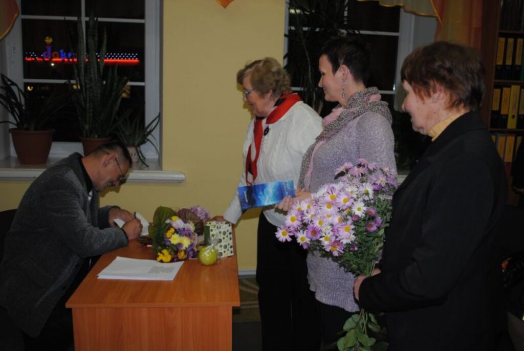 “Sestās jūdzes” dziesmu vārdu autora Arvja Deguma mīlestības dzeju ciena arī smiltenietes. Vairākas pat lūdza dzejniekam autogrāfu. Poēzijas vakaru Smiltenes bibliotēkā vadīja dzejniece Marika Svīķe.
Autors: Sandra Pētersone